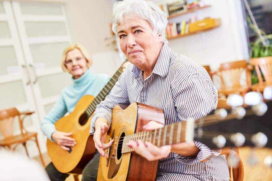 seniorky hrajú na gitary
